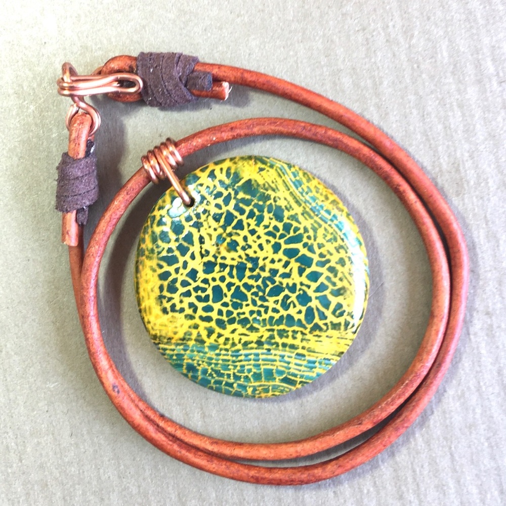16” Yellow Green Agate Leather Choker Necklace